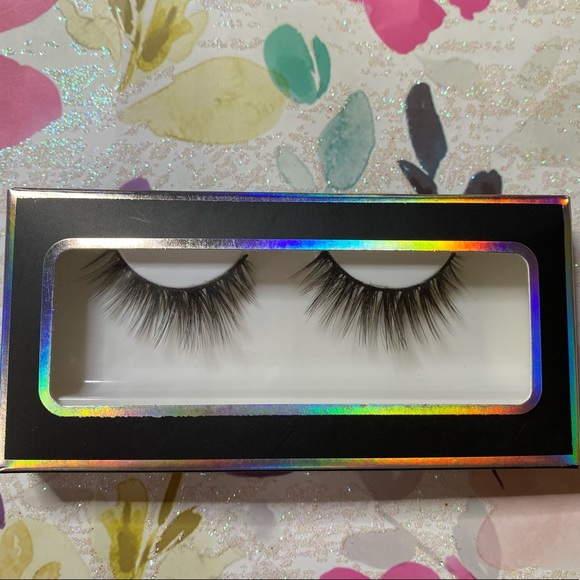 Vegan Mink False Lashes - Picture 1 of 2